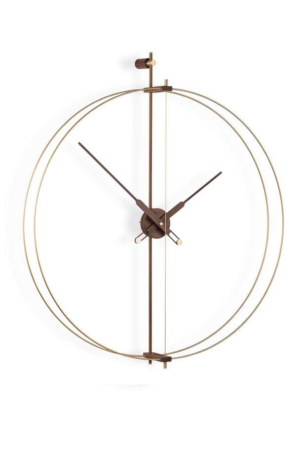 노몬 바르셀로나 프리미엄 골드 벽시계는 모던하고 미니멀한 스타일을 추구하는 분들을 위한 벽시계입니다. 호두나무, 황동, 유리섬유 등 고급 소재를 사용하여 제작되었으며, 골드 컬러가 세련된 분위기를 더합니다. 무지 패턴에 아방가르드 디자인이 돋보이며, 핸드메이드로 섬세하게 제작되어 소장 가치를 높입니다. 독일 UTS 쿼츠 무브먼트를 탑재하여 정확하고 안정적인 작동을 보장합니다.
