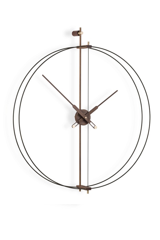 스페인 바르셀로나 건축물에서 영감을 받아 디자인된 노몬 바르셀로나 프리미엄 블랙 벽시계입니다. 모던하고 아방가르드한 스타일을 추구하는 분들께 적합하며, 공간에 세련된 오브제 역할을 더합니다. 블랙 컬러의 시계는 호두나무, 황동, 유리섬유 등 고급 소재로 제작되어 견고함과 고급스러움을 동시에 느낄 수 있습니다. 독일 UTS 쿼츠 무브먼트를 사용하여 정확한 시간을 제공하며, 장인의 섬세한 손길이 느껴지는 핸드메이드 제품입니다.
