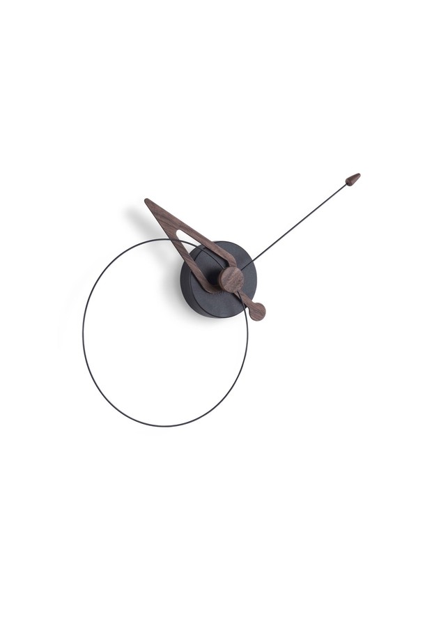 노몬(Nomon) 피코 블랙 월넛 벽시계는 모던하고 유니크한 스타일을 추구하는 분들을 위한 벽시계입니다. 블랙과 월넛 컬러의 조화가 세련된 분위기를 연출하며, 우드와 유리섬유 소재로 제작되어 내구성과 디자인적 가치를 높였습니다. 시침과 분침이 림 밖으로 디자인되어 독특한 시각적 효과를 선사합니다. 스페인에서 제작된 쿼츠 무브먼트 벽시계로, 정확하고 안정적인 시간 표시가 가능합니다. 시계는 실내 공간에 개성 있는 포인트를 더해줍니다.
