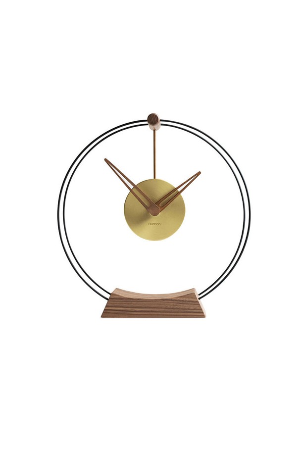 노몬 미니 아이레 골드 탁상시계는 모던하고 유니크하며 아방가르드한 스타일을 추구하는 탁상시계입니다. 골드와 블랙 컬러 옵션으로 제공되며, 황동, 호두나무 원목, 유리섬유 등 고급 소재를 사용하여 제작되었습니다. 우드그레인 패턴이 돋보이며, 핸드메이드 방식으로 정교하게 제작되어 소장 가치를 높입니다. 독일 UTS 쿼츠 무브먼트를 탑재하여 정확한 시간 표시가 가능하며, DIY 조립 방식으로 나만의 시계를 완성할 수 있습니다.

