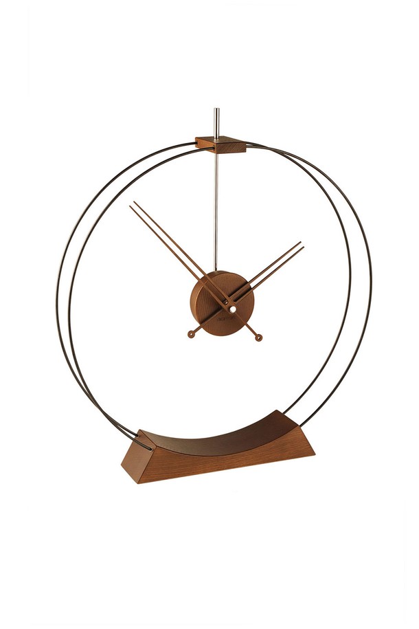 노몬 아이레 월넛 탁상 시계는 스페인에서 핸드메이드로 제작된 아방가르드 디자인의 탁상 시계입니다. 월넛과 블랙 컬러 옵션으로 제공되며, 원목과 유리섬유를 주요 소재로 사용하여 고급스러움과 우아함을 더했습니다. 쿼츠 무브먼트를 탑재하여 정확한 시간 표시가 가능하며, 모던하고 유니크한 스타일을 연출합니다. NOMON (노몬) 브랜드 특유의 개성적인 디자인은 공간에 특별한 포인트를 선사합니다.
