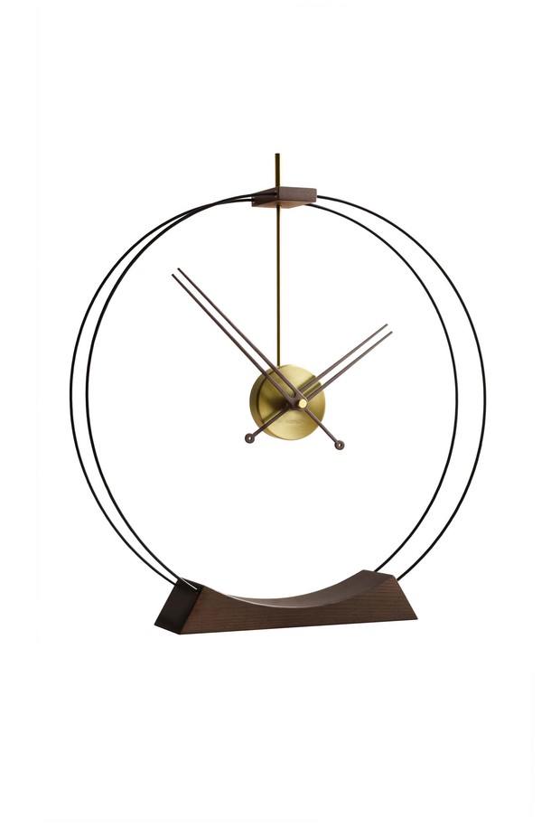 노몬(Nomon) 아이레 골드 탁상시계는 모던하고 우아한 디자인이 돋보이는 탁상시계입니다. 황동, 목재, 유리섬유 등 고급 소재로 제작되었으며, 골드, 블랙, 브라운의 세련된 색상으로 출시되었습니다. 스페인에서 핸드메이드 방식으로 제작되어 유니크한 매력을 더하며, 독일 UTS 쿼츠 무브먼트를 사용하여 정확한 시간을 제공합니다. 오브제 역할까지 수행하는 특별한 아이레 골드 탁상시계로 공간에 고급스러움을 더해보세요.
