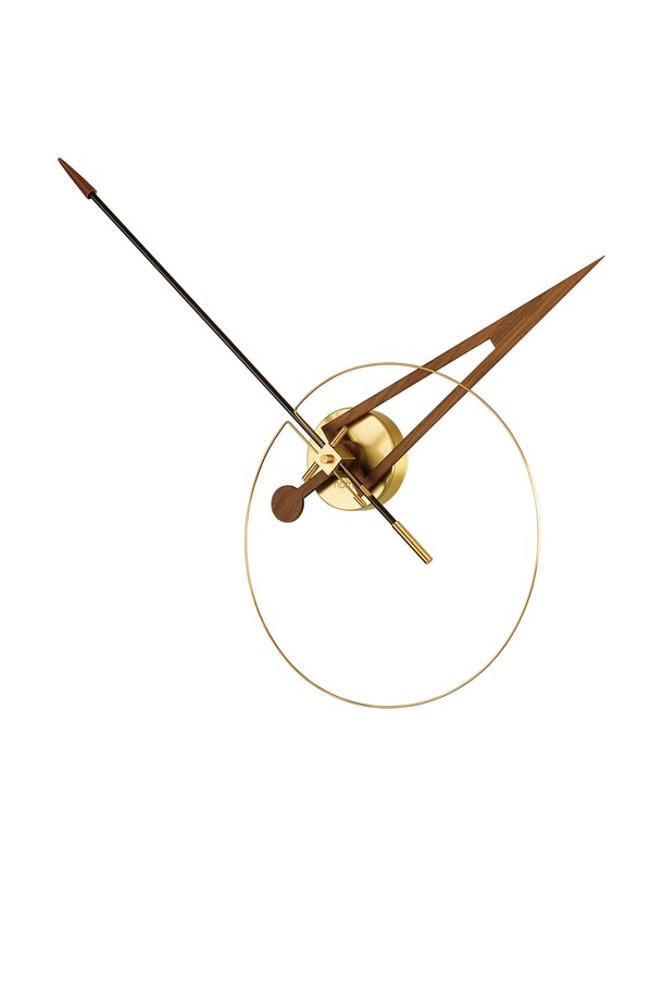 노몬 크리스 골드 벽시계는 모던하고 유니크하며 아방가르드한 스타일을 추구하는 분들을 위한 시계입니다. 골드와 블랙 컬러 옵션으로 제공되며, 황동, 호두나무, 유리섬유 등 고급 소재를 사용하여 제작되었습니다. 스페인 디자이너 JOSE MARIA REINA의 섬세한 디자인과 독일 UTS 쿼츠 무브먼트의 정확성이 돋보입니다. 핸드메이드 방식으로 제작되어 특별함을 더하며, DIY 조립 방식으로 나만의 시계를 완성하는 즐거움을 선사합니다. 집 안의 인테리어를 한층 더 돋보이게 해줄 것입니다.
