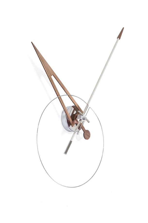 노몬 크리스 실버 벽시계는 모던하고 미니멀한 디자인을 추구하는 분들을 위한 유니크한 시계입니다. 스페인에서 핸드메이드로 제작되었으며, 실버, 화이트, 크롬 세 가지 색상으로 제공됩니다. 월넛 우드, 유리섬유, 황동 소재의 조화가 돋보이며, 독일 UTS 쿼츠 무브먼트를 사용하여 정확한 시간을 제공합니다. 디자이너 JOSE MARIA REINA CR의 섬세한 감각이 돋보이는 이 벽시계는 당신의 공간에 세련된 분위기를 더할 것입니다.
