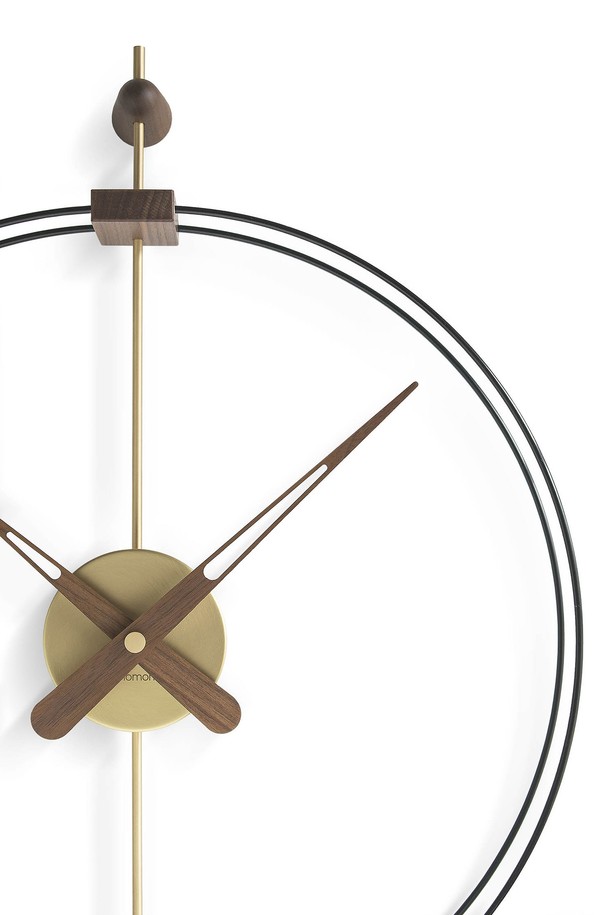 노몬 마이크로 바르셀로나 벽시계는 골드와 블랙 컬러, 원형 디자인으로 시선을 사로잡는 벽시계입니다. 호두나무, 유리섬유, 스틸 소재의 조화가 모던하면서도 유니크한 스타일을 연출합니다. 무지 패턴에 핸드메이드 마감으로 고급스러움을 더했으며, 독일 UTS 쿼츠 무브먼트를 사용하여 정확한 시간을 제공합니다. 스페인에서 제작된 이 벽시계는 당신의 공간에 세련된 감각을 더해줄 것입니다.
