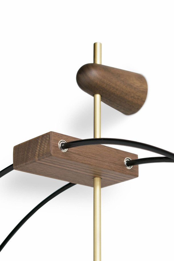 노몬 마이크로 바르셀로나 벽시계는 골드와 블랙 컬러, 원형 디자인으로 시선을 사로잡는 벽시계입니다. 호두나무, 유리섬유, 스틸 소재의 조화가 모던하면서도 유니크한 스타일을 연출합니다. 무지 패턴에 핸드메이드 마감으로 고급스러움을 더했으며, 독일 UTS 쿼츠 무브먼트를 사용하여 정확한 시간을 제공합니다. 스페인에서 제작된 이 벽시계는 당신의 공간에 세련된 감각을 더해줄 것입니다.
