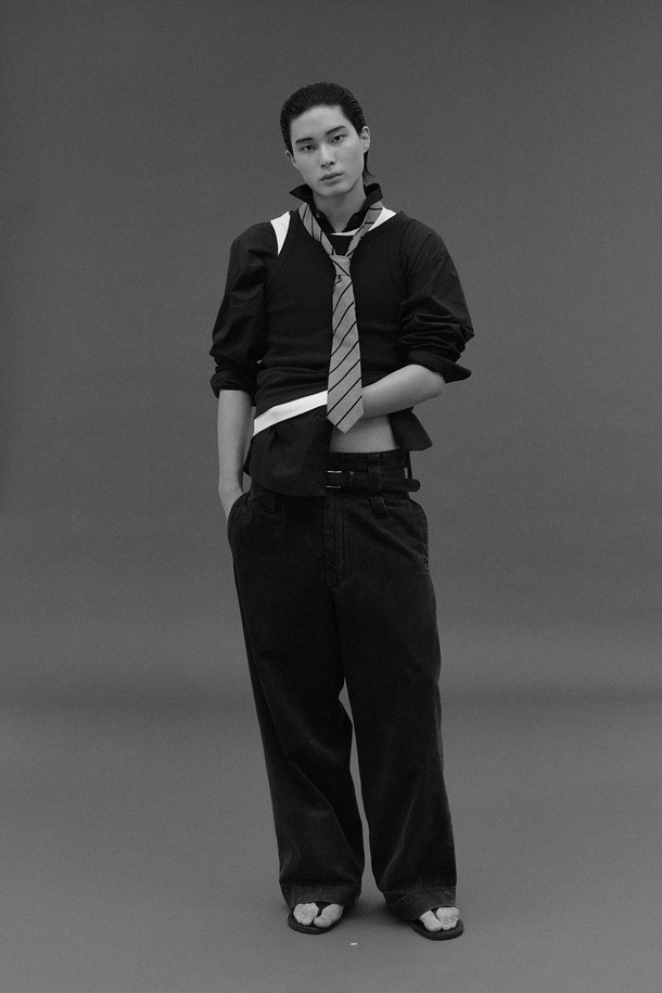 뉴 하이라이즈 와이드레그 팬츠 - BLACK는 모던하고 미니멀한 스타일을 추구하는 여성 고객을 위한 데님 와이드 팬츠입니다. 사계절 내내 착용 가능하며, 출근룩과 모임룩에 모두 잘 어울립니다. 부드러운 촉감의 두꺼운 데님 소재로 제작되었으며, 하이라이즈 디자인과 와이드핏으로 편안하면서도 시크한 실루엣을 연출합니다. 긴 벨트고리와 지퍼 여밈, 이중 걸고리 디테일이 특징이며, 블랙 컬러로 다양한 상의와 손쉽게 매치할 수 있습니다.
