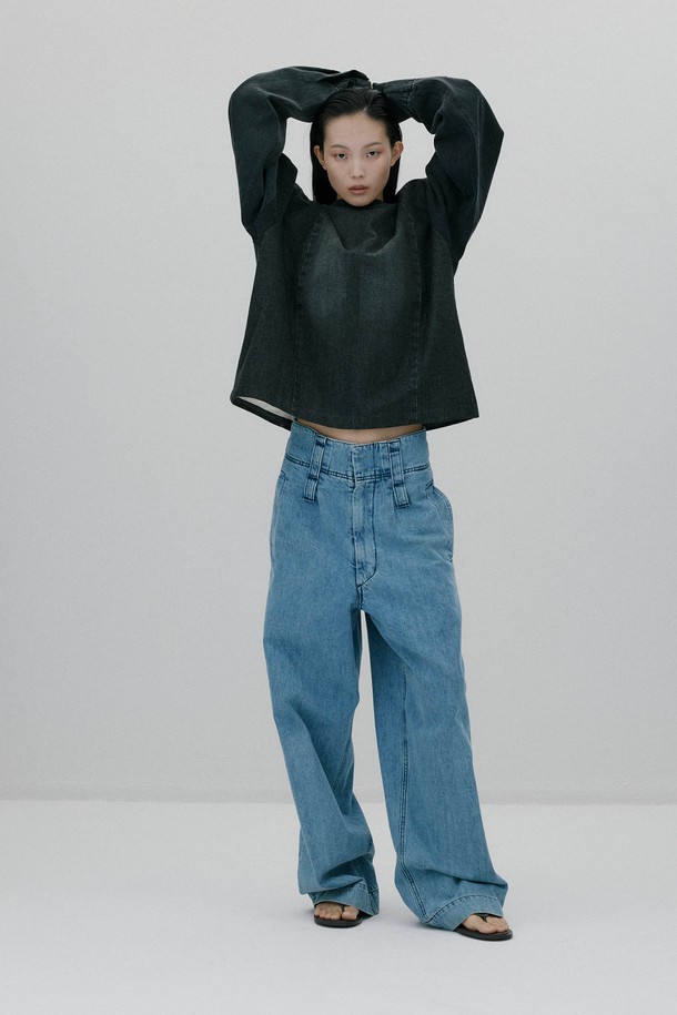 [뉴 하이라이즈 와이드레그 팬츠 - BLUE]는 데님 소재의 여성용 와이드 데님 팬츠입니다. 루즈핏으로 편안하게 착용 가능하며, 두꺼운 두께감과 부드러운 촉감이 특징입니다. 봄, 가을에 어울리는 베이직하고 캐주얼한 스타일로, 무지 디자인에 하이라이즈와 긴 벨트고리, 지퍼 여밈, 투버튼 디테일이 더해졌습니다. 미니멀, 클래식한 무드로 연출하기 좋으며, 일상복으로 활용하기 좋습니다. 긴 기장으로 다리가 길어 보이는 효과를 줍니다.
