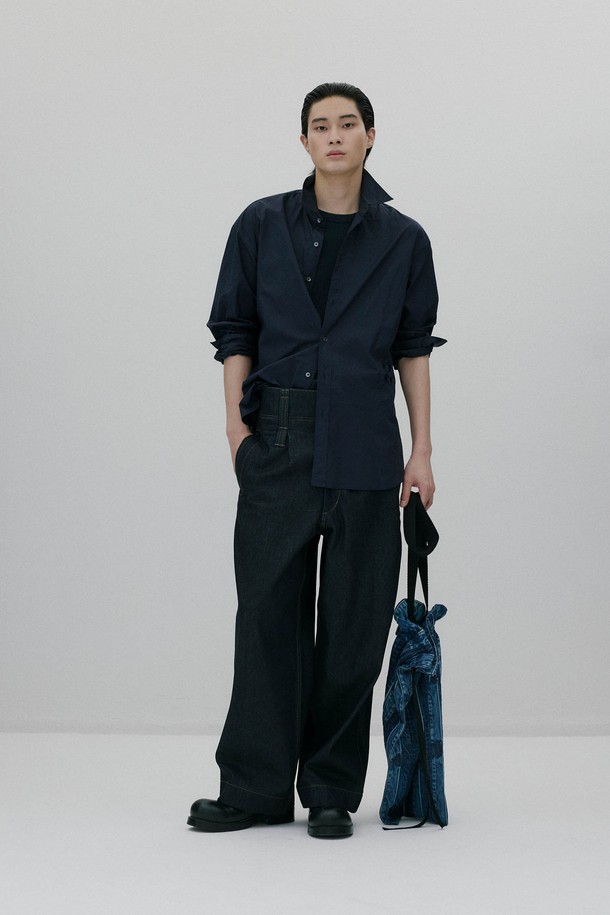 프리쉬렁크 인디고 하이라이즈 와이드레그 팬츠 - DARK BLUE는 클래식과 캐주얼 무드를 넘나드는 남녀 공용 데님 팬츠입니다. 사계절 내내 착용 가능하며, 넉넉한 루즈핏과 와이드 레그 디자인으로 편안한 착용감을 선사합니다. 프리쉬렁크 가공으로 수축 걱정 없이, 굵은 벨트고리와 긴 지퍼, 이중 걸고리 여밈으로 튼튼함을 더했습니다. 짙은 인디고 컬러의 무지 면 소재로 제작되어 데이트룩, 쇼핑룩 등 다양한 스타일에 미니멀하게 매치하기 좋습니다. 두꺼운 두께감으로 안정감 있는 착용감을 느낄 수 있습니다.
