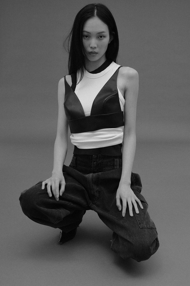 유틸리티 이지레그 팬츠 - BLACK은 사계절용 블랙 컬러의 남녀 공용 바지입니다. 데님 소재의 두꺼운 두께감과 부드러운 촉감, 레귤러핏과 이지핏의 편안한 착용감을 선사합니다. 밀리터리 스타일의 프랜치 아미팬츠 디테일과 프론트 지퍼, 높은 밀도감이 특징이며, 밴딩 처리로 활동성을 더했습니다. 출근룩과 비즈니스 캐주얼, 캐주얼, 클래식, 미니멀 스타일 연출에 적합합니다.
