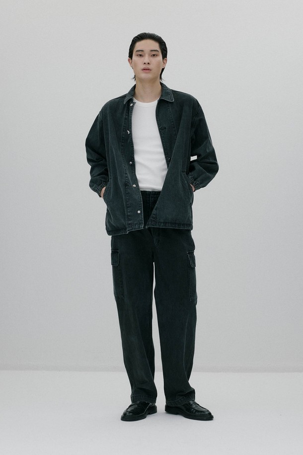 블랙 컬러의 남성용 코치 재킷입니다. 두꺼운 두께감의 나일론 소재로 제작되어 부드러운 촉감을 선사하며, 봄 시즌에 착용하기 좋습니다. 스포티한 무드의 무지 디자인에 오버핏으로 편안한 착용감을 제공합니다. 밑단 스트링 조절이 가능하여 다양한 스타일 연출이 가능하며, 스냅 버튼 여밈 방식과 긴 소매 기장으로 디자인되었습니다. 일상에서 캐주얼하고 미니멀한 스타일을 연출하기에 적합합니다.
