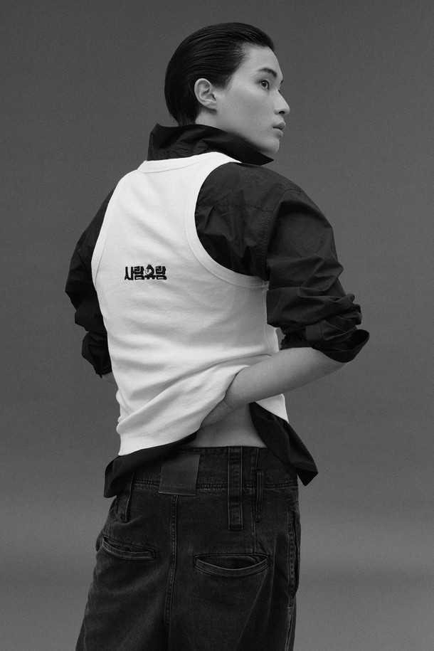 사랑유랑 슬리브리스 티셔츠 - WHITE는 부드러운 촉감의 코튼스판 소재로 제작되어 편안한 착용감을 선사합니다. 높은 밀도감의 립조직과 바이어스 네크라인 마감으로 깔끔한 실루엣을 연출하며, 등허리 부분에는 시그니처 슬로건 자수 디테일이 더해져 포인트를 줍니다. 남녀 공용으로 데일리룩, 여행룩 등 다양한 TPO에 활용하기 좋으며, 캐주얼, 미니멀, 클래식 스타일을 즐기는 분들께 추천합니다. 레귤러핏 라운드넥 디자인의 민소매 티셔츠로, 여름철 시원하게 즐길 수 있습니다.
