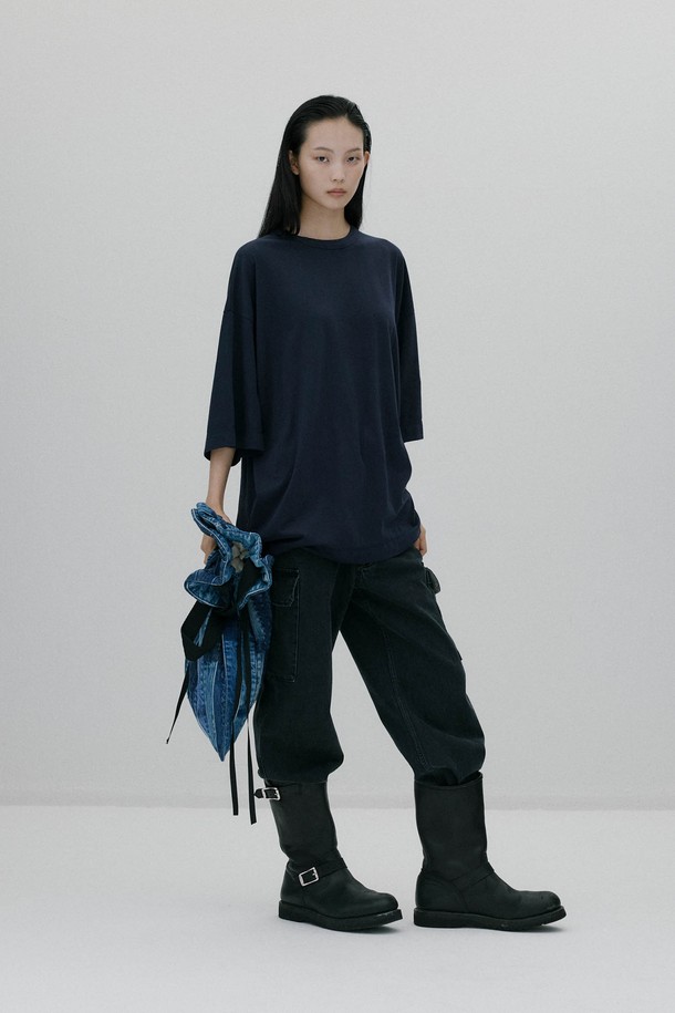 사랑유랑 오버사이즈 티셔츠 - NAVY는 베이직하면서도 캐주얼한 스타일의 공용 티셔츠입니다. 봄, 여름, 가을에 착용하기 좋으며, 일상생활에서 편안하게 활용할 수 있습니다. 얇은 두께감과 부드러운 촉감의 고밀도 코튼 소재로 제작되어 쾌적한 착용감을 선사합니다. 라운드넥과 반소매 기장, 오버핏 디자인으로 편안한 착용감을 제공하며, 뒷면에는 사랑유랑 브랜드 자수가 포인트로 더해졌습니다. 산책룩, 집콕룩 등 다양한 TPO에 맞춰 미니멀하고 클래식한 스타일을 연출해보세요.
