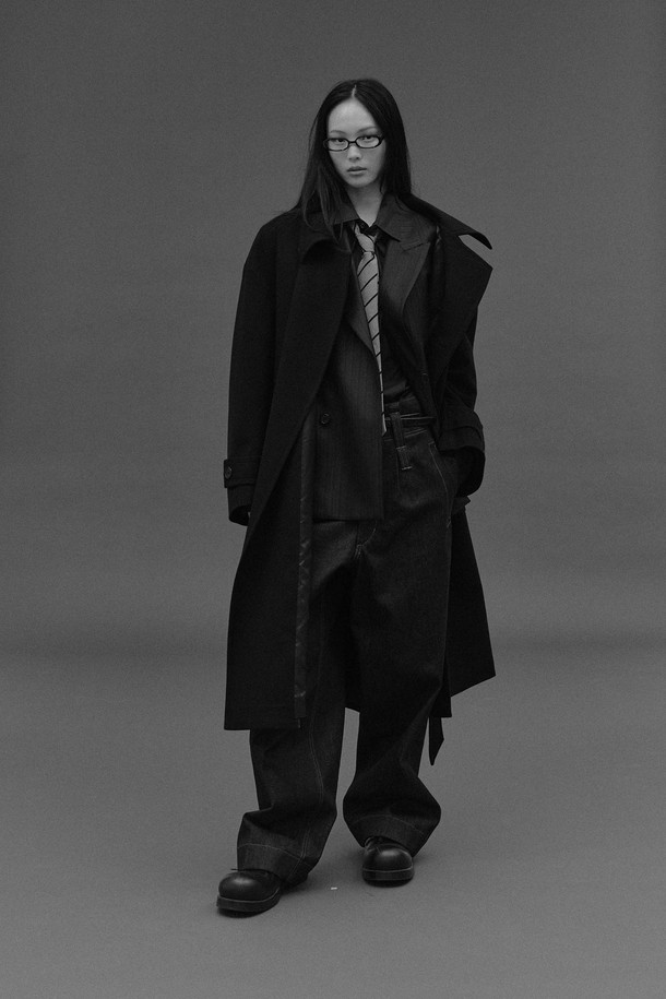 네이비 컬러의 오버사이즈드 웨이스트 벨트 코트입니다. 울과 캐시미어 혼방 소재로 제작되어 부드러운 촉감과 두꺼운 두께로 뛰어난 보온성을 자랑합니다. 클래식하고 모던한 디자인으로, 롱 기장의 더블 코트이며, 허리 부분의 웨이스트 벨트가 특징입니다. 뒷중심 벤트, 소매 밴드 버튼, 암홀 패브릭 밴드와 같은 디테일이 돋보이며, 안감은 폴리에스터와 레이온으로 마감되었습니다. 출근룩, 오피스룩, 겨울 데일리룩 등 다양한 TPO에 활용 가능하며, 미니멀하고 시크한 스타일을 연출하기 좋습니다.
