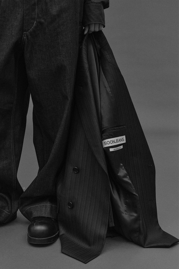 프리쉬렁크 인디고 하이라이즈 와이드레그 팬츠 - DARK BLUE는 클래식과 캐주얼 무드를 넘나드는 남녀 공용 데님 팬츠입니다. 사계절 내내 착용 가능하며, 넉넉한 루즈핏과 와이드 레그 디자인으로 편안한 착용감을 선사합니다. 프리쉬렁크 가공으로 수축 걱정 없이, 굵은 벨트고리와 긴 지퍼, 이중 걸고리 여밈으로 튼튼함을 더했습니다. 짙은 인디고 컬러의 무지 면 소재로 제작되어 데이트룩, 쇼핑룩 등 다양한 스타일에 미니멀하게 매치하기 좋습니다. 두꺼운 두께감으로 안정감 있는 착용감을 느낄 수 있습니다.
