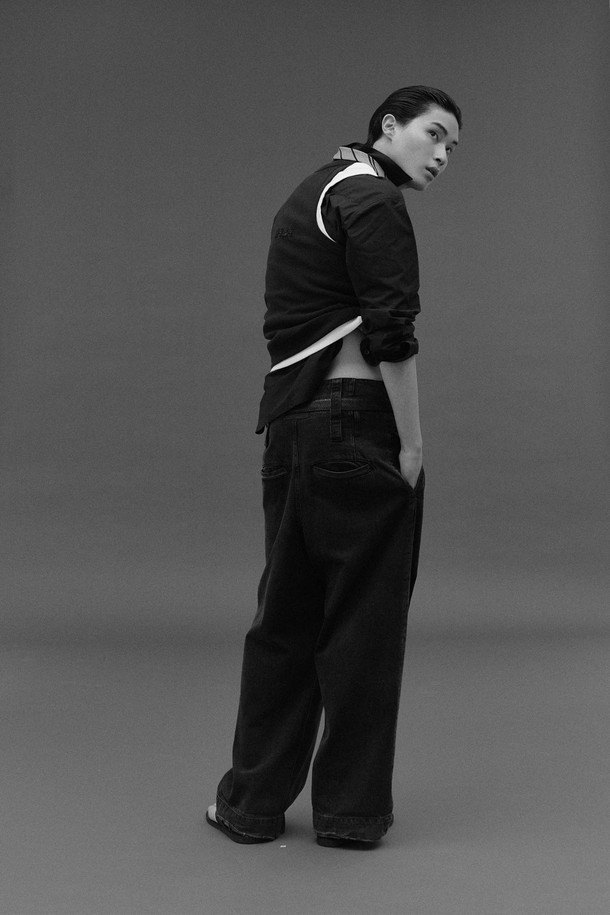 뉴 하이라이즈 와이드레그 팬츠 - BLACK는 모던하고 미니멀한 스타일을 추구하는 여성 고객을 위한 데님 와이드 팬츠입니다. 사계절 내내 착용 가능하며, 출근룩과 모임룩에 모두 잘 어울립니다. 부드러운 촉감의 두꺼운 데님 소재로 제작되었으며, 하이라이즈 디자인과 와이드핏으로 편안하면서도 시크한 실루엣을 연출합니다. 긴 벨트고리와 지퍼 여밈, 이중 걸고리 디테일이 특징이며, 블랙 컬러로 다양한 상의와 손쉽게 매치할 수 있습니다.
