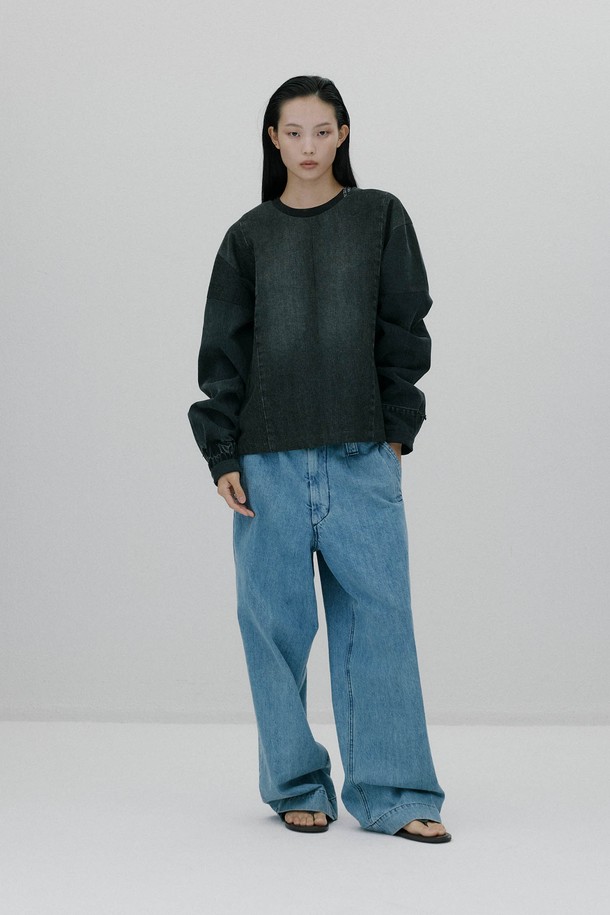 [뉴 하이라이즈 와이드레그 팬츠 - BLUE]는 데님 소재의 여성용 와이드 데님 팬츠입니다. 루즈핏으로 편안하게 착용 가능하며, 두꺼운 두께감과 부드러운 촉감이 특징입니다. 봄, 가을에 어울리는 베이직하고 캐주얼한 스타일로, 무지 디자인에 하이라이즈와 긴 벨트고리, 지퍼 여밈, 투버튼 디테일이 더해졌습니다. 미니멀, 클래식한 무드로 연출하기 좋으며, 일상복으로 활용하기 좋습니다. 긴 기장으로 다리가 길어 보이는 효과를 줍니다.
