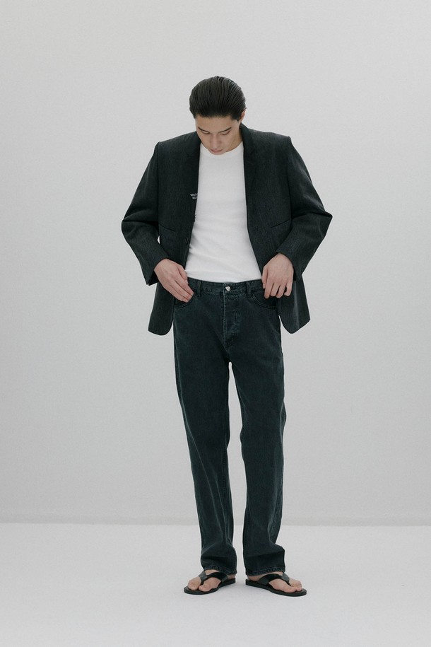 호랑지캔톤 스트레이트 레그 팬츠 - BLACK은 베이직하고 캐주얼한 스타일의 남성용 스트레이트 핏 데님 팬츠입니다. 사계절 모두 착용 가능하며, 일상복뿐만 아니라 출근룩이나 비즈니스 캐주얼로도 활용할 수 있습니다. 두꺼운 두께감과 부드러운 촉감의 데님 소재로 제작되었으며, 미드라이즈 디자인에 버튼플라이, 벨트고리, 가죽패치 디테일이 돋보입니다. 무지 패턴의 블랙 컬러로 미니멀하고 클래식한 스타일을 연출하기 좋습니다. 레귤러핏으로 편안하게 착용 가능합니다.
