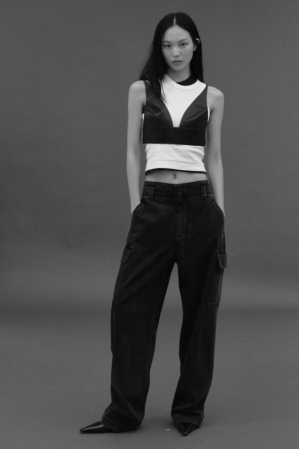 유틸리티 이지레그 팬츠 - BLACK은 사계절용 블랙 컬러의 남녀 공용 바지입니다. 데님 소재의 두꺼운 두께감과 부드러운 촉감, 레귤러핏과 이지핏의 편안한 착용감을 선사합니다. 밀리터리 스타일의 프랜치 아미팬츠 디테일과 프론트 지퍼, 높은 밀도감이 특징이며, 밴딩 처리로 활동성을 더했습니다. 출근룩과 비즈니스 캐주얼, 캐주얼, 클래식, 미니멀 스타일 연출에 적합합니다.
