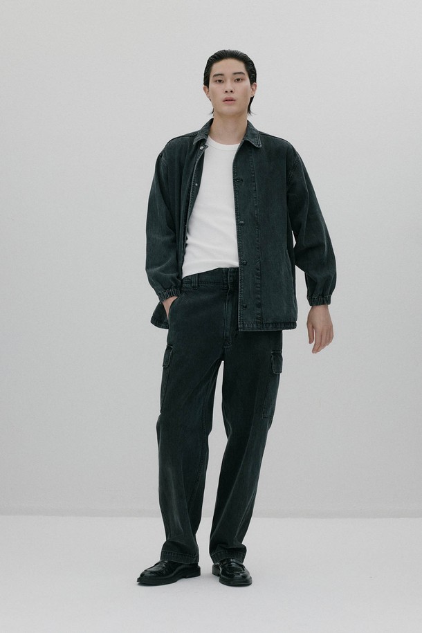 블랙 컬러의 남성용 코치 재킷입니다. 두꺼운 두께감의 나일론 소재로 제작되어 부드러운 촉감을 선사하며, 봄 시즌에 착용하기 좋습니다. 스포티한 무드의 무지 디자인에 오버핏으로 편안한 착용감을 제공합니다. 밑단 스트링 조절이 가능하여 다양한 스타일 연출이 가능하며, 스냅 버튼 여밈 방식과 긴 소매 기장으로 디자인되었습니다. 일상에서 캐주얼하고 미니멀한 스타일을 연출하기에 적합합니다.
