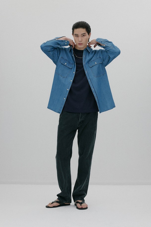 빅포켓 샴브레이 셔츠 - 블루는 클래식과 캐주얼 스타일을 모두 아우르는 남성 상의입니다. 데이트룩, 비즈니스 캐주얼에 적합하며, 미니멀한 스타일 연출에도 용이합니다. 봄, 여름 시즌에 어울리는 얇은 두께의 레귤러핏 긴소매 셔츠로, 부드러운 촉감의 데님 소재와 차이나칼라, 무지 패턴이 특징입니다. 빅포켓 디자인과 워싱 가공으로 포인트를 더했으며, 클래식한 와이셔츠 봉제 방식으로 제작되었습니다.
