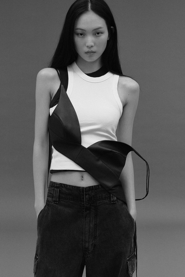 사랑유랑 슬리브리스 티셔츠 - WHITE는 부드러운 촉감의 코튼스판 소재로 제작되어 편안한 착용감을 선사합니다. 높은 밀도감의 립조직과 바이어스 네크라인 마감으로 깔끔한 실루엣을 연출하며, 등허리 부분에는 시그니처 슬로건 자수 디테일이 더해져 포인트를 줍니다. 남녀 공용으로 데일리룩, 여행룩 등 다양한 TPO에 활용하기 좋으며, 캐주얼, 미니멀, 클래식 스타일을 즐기는 분들께 추천합니다. 레귤러핏 라운드넥 디자인의 민소매 티셔츠로, 여름철 시원하게 즐길 수 있습니다.
