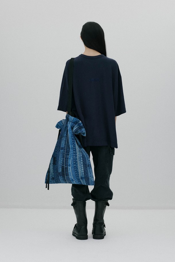 사랑유랑 오버사이즈 티셔츠 - NAVY는 베이직하면서도 캐주얼한 스타일의 공용 티셔츠입니다. 봄, 여름, 가을에 착용하기 좋으며, 일상생활에서 편안하게 활용할 수 있습니다. 얇은 두께감과 부드러운 촉감의 고밀도 코튼 소재로 제작되어 쾌적한 착용감을 선사합니다. 라운드넥과 반소매 기장, 오버핏 디자인으로 편안한 착용감을 제공하며, 뒷면에는 사랑유랑 브랜드 자수가 포인트로 더해졌습니다. 산책룩, 집콕룩 등 다양한 TPO에 맞춰 미니멀하고 클래식한 스타일을 연출해보세요.
