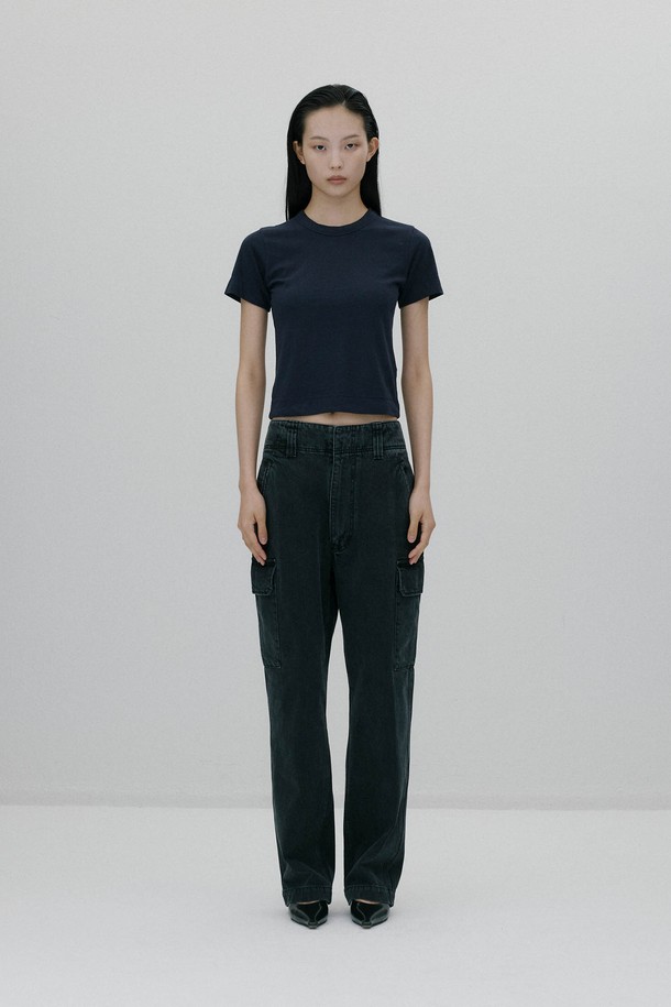 사랑유랑 핏티드 티셔츠 - 네이비는 베이직하고 미니멀한 스타일을 추구하는 남녀 모두에게 적합한 티셔츠입니다. 부드러운 촉감의 고밀도 면 소재로 제작되어 봄, 여름철 데이트룩과 카페룩에 편안하게 매치할 수 있습니다. 핏티드 디자인과 레귤러 기장으로 깔끔한 실루엣을 연출하며, 네크라인 바이어스 디테일과 뒷면 자수 로고가 은은한 포인트를 더합니다. 라운드넥과 반소매 디자인으로 어떤 스타일에도 자연스럽게 어울리는 데일리 아이템입니다.
