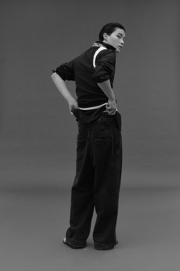 뉴 하이라이즈 와이드레그 팬츠 - BLACK는 모던하고 미니멀한 스타일을 추구하는 여성 고객을 위한 데님 와이드 팬츠입니다. 사계절 내내 착용 가능하며, 출근룩과 모임룩에 모두 잘 어울립니다. 부드러운 촉감의 두꺼운 데님 소재로 제작되었으며, 하이라이즈 디자인과 와이드핏으로 편안하면서도 시크한 실루엣을 연출합니다. 긴 벨트고리와 지퍼 여밈, 이중 걸고리 디테일이 특징이며, 블랙 컬러로 다양한 상의와 손쉽게 매치할 수 있습니다.
