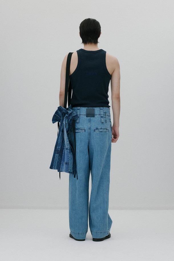 [뉴 하이라이즈 와이드레그 팬츠 - BLUE]는 데님 소재의 여성용 와이드 데님 팬츠입니다. 루즈핏으로 편안하게 착용 가능하며, 두꺼운 두께감과 부드러운 촉감이 특징입니다. 봄, 가을에 어울리는 베이직하고 캐주얼한 스타일로, 무지 디자인에 하이라이즈와 긴 벨트고리, 지퍼 여밈, 투버튼 디테일이 더해졌습니다. 미니멀, 클래식한 무드로 연출하기 좋으며, 일상복으로 활용하기 좋습니다. 긴 기장으로 다리가 길어 보이는 효과를 줍니다.
