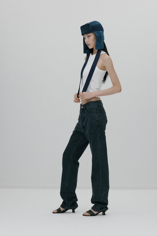 호랑지캔톤 스트레이트 레그 팬츠 - BLACK은 베이직하고 캐주얼한 스타일의 남성용 스트레이트 핏 데님 팬츠입니다. 사계절 모두 착용 가능하며, 일상복뿐만 아니라 출근룩이나 비즈니스 캐주얼로도 활용할 수 있습니다. 두꺼운 두께감과 부드러운 촉감의 데님 소재로 제작되었으며, 미드라이즈 디자인에 버튼플라이, 벨트고리, 가죽패치 디테일이 돋보입니다. 무지 패턴의 블랙 컬러로 미니멀하고 클래식한 스타일을 연출하기 좋습니다. 레귤러핏으로 편안하게 착용 가능합니다.
