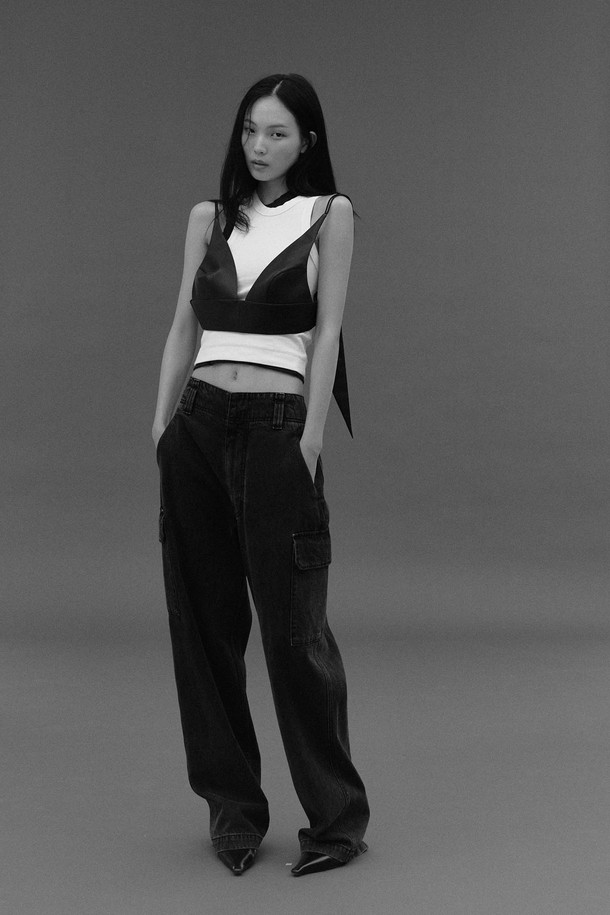 유틸리티 이지레그 팬츠 - BLACK은 사계절용 블랙 컬러의 남녀 공용 바지입니다. 데님 소재의 두꺼운 두께감과 부드러운 촉감, 레귤러핏과 이지핏의 편안한 착용감을 선사합니다. 밀리터리 스타일의 프랜치 아미팬츠 디테일과 프론트 지퍼, 높은 밀도감이 특징이며, 밴딩 처리로 활동성을 더했습니다. 출근룩과 비즈니스 캐주얼, 캐주얼, 클래식, 미니멀 스타일 연출에 적합합니다.
