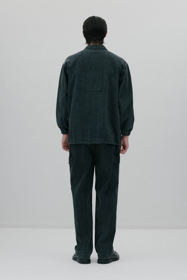 블랙 컬러의 남성용 코치 재킷입니다. 두꺼운 두께감의 나일론 소재로 제작되어 부드러운 촉감을 선사하며, 봄 시즌에 착용하기 좋습니다. 스포티한 무드의 무지 디자인에 오버핏으로 편안한 착용감을 제공합니다. 밑단 스트링 조절이 가능하여 다양한 스타일 연출이 가능하며, 스냅 버튼 여밈 방식과 긴 소매 기장으로 디자인되었습니다. 일상에서 캐주얼하고 미니멀한 스타일을 연출하기에 적합합니다.
