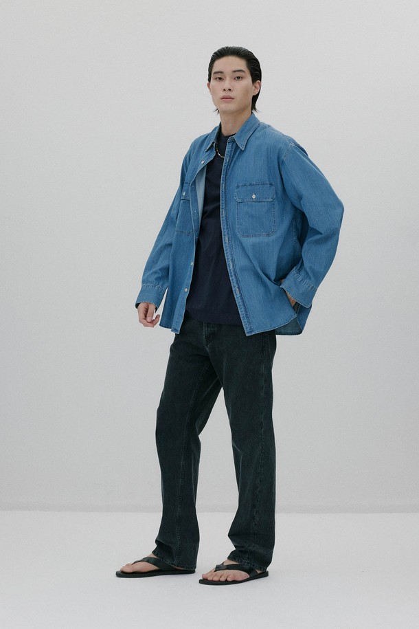 빅포켓 샴브레이 셔츠 - 블루는 클래식과 캐주얼 스타일을 모두 아우르는 남성 상의입니다. 데이트룩, 비즈니스 캐주얼에 적합하며, 미니멀한 스타일 연출에도 용이합니다. 봄, 여름 시즌에 어울리는 얇은 두께의 레귤러핏 긴소매 셔츠로, 부드러운 촉감의 데님 소재와 차이나칼라, 무지 패턴이 특징입니다. 빅포켓 디자인과 워싱 가공으로 포인트를 더했으며, 클래식한 와이셔츠 봉제 방식으로 제작되었습니다.
