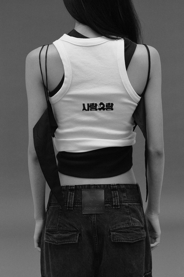 사랑유랑 슬리브리스 티셔츠 - WHITE는 부드러운 촉감의 코튼스판 소재로 제작되어 편안한 착용감을 선사합니다. 높은 밀도감의 립조직과 바이어스 네크라인 마감으로 깔끔한 실루엣을 연출하며, 등허리 부분에는 시그니처 슬로건 자수 디테일이 더해져 포인트를 줍니다. 남녀 공용으로 데일리룩, 여행룩 등 다양한 TPO에 활용하기 좋으며, 캐주얼, 미니멀, 클래식 스타일을 즐기는 분들께 추천합니다. 레귤러핏 라운드넥 디자인의 민소매 티셔츠로, 여름철 시원하게 즐길 수 있습니다.
