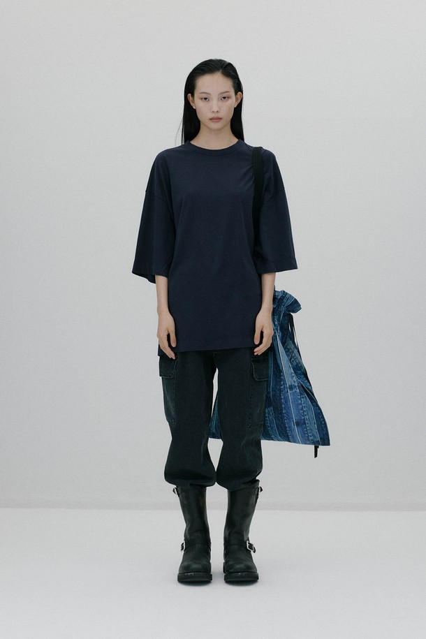 사랑유랑 오버사이즈 티셔츠 - NAVY는 베이직하면서도 캐주얼한 스타일의 공용 티셔츠입니다. 봄, 여름, 가을에 착용하기 좋으며, 일상생활에서 편안하게 활용할 수 있습니다. 얇은 두께감과 부드러운 촉감의 고밀도 코튼 소재로 제작되어 쾌적한 착용감을 선사합니다. 라운드넥과 반소매 기장, 오버핏 디자인으로 편안한 착용감을 제공하며, 뒷면에는 사랑유랑 브랜드 자수가 포인트로 더해졌습니다. 산책룩, 집콕룩 등 다양한 TPO에 맞춰 미니멀하고 클래식한 스타일을 연출해보세요.
