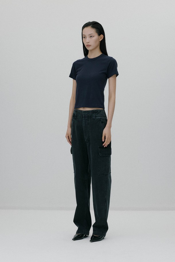 사랑유랑 핏티드 티셔츠 - 네이비는 베이직하고 미니멀한 스타일을 추구하는 남녀 모두에게 적합한 티셔츠입니다. 부드러운 촉감의 고밀도 면 소재로 제작되어 봄, 여름철 데이트룩과 카페룩에 편안하게 매치할 수 있습니다. 핏티드 디자인과 레귤러 기장으로 깔끔한 실루엣을 연출하며, 네크라인 바이어스 디테일과 뒷면 자수 로고가 은은한 포인트를 더합니다. 라운드넥과 반소매 디자인으로 어떤 스타일에도 자연스럽게 어울리는 데일리 아이템입니다.
