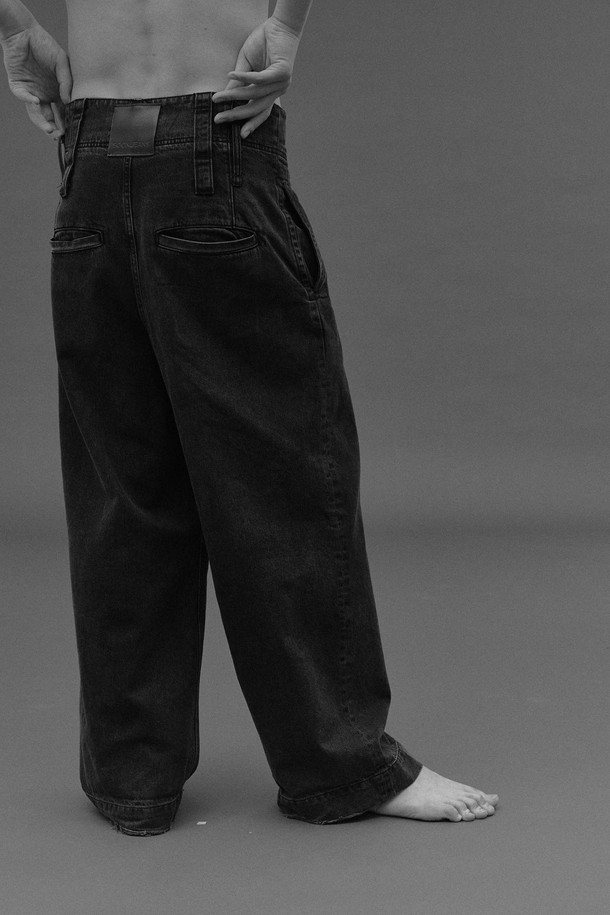 뉴 하이라이즈 와이드레그 팬츠 - BLACK는 모던하고 미니멀한 스타일을 추구하는 여성 고객을 위한 데님 와이드 팬츠입니다. 사계절 내내 착용 가능하며, 출근룩과 모임룩에 모두 잘 어울립니다. 부드러운 촉감의 두꺼운 데님 소재로 제작되었으며, 하이라이즈 디자인과 와이드핏으로 편안하면서도 시크한 실루엣을 연출합니다. 긴 벨트고리와 지퍼 여밈, 이중 걸고리 디테일이 특징이며, 블랙 컬러로 다양한 상의와 손쉽게 매치할 수 있습니다.
