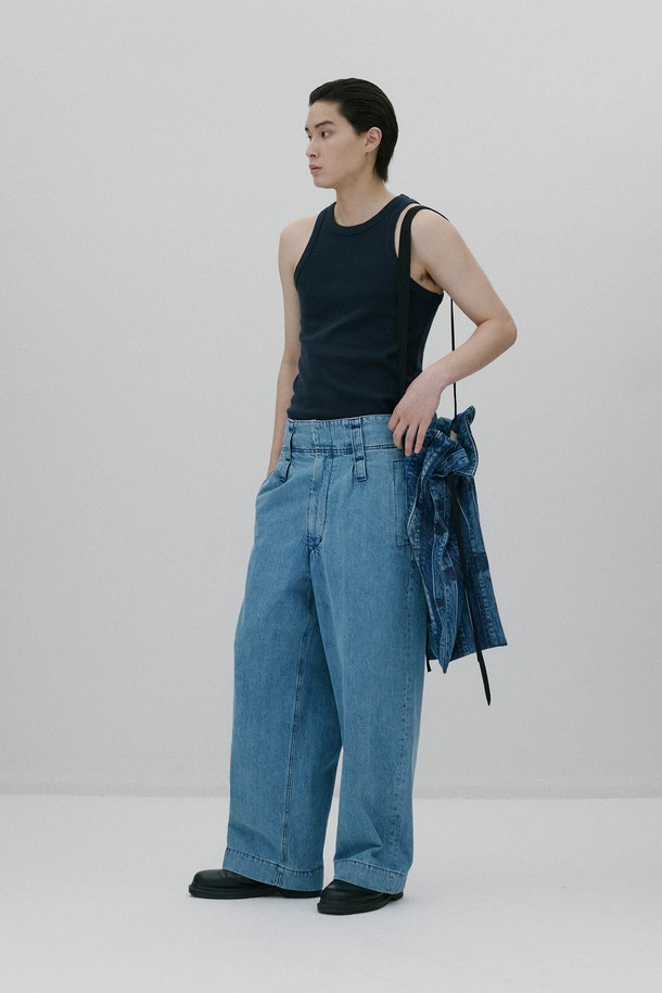 [뉴 하이라이즈 와이드레그 팬츠 - BLUE]는 데님 소재의 여성용 와이드 데님 팬츠입니다. 루즈핏으로 편안하게 착용 가능하며, 두꺼운 두께감과 부드러운 촉감이 특징입니다. 봄, 가을에 어울리는 베이직하고 캐주얼한 스타일로, 무지 디자인에 하이라이즈와 긴 벨트고리, 지퍼 여밈, 투버튼 디테일이 더해졌습니다. 미니멀, 클래식한 무드로 연출하기 좋으며, 일상복으로 활용하기 좋습니다. 긴 기장으로 다리가 길어 보이는 효과를 줍니다.
