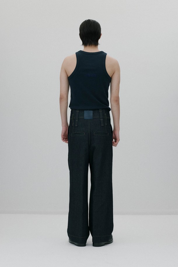 프리쉬렁크 인디고 하이라이즈 와이드레그 팬츠 - DARK BLUE는 클래식과 캐주얼 무드를 넘나드는 남녀 공용 데님 팬츠입니다. 사계절 내내 착용 가능하며, 넉넉한 루즈핏과 와이드 레그 디자인으로 편안한 착용감을 선사합니다. 프리쉬렁크 가공으로 수축 걱정 없이, 굵은 벨트고리와 긴 지퍼, 이중 걸고리 여밈으로 튼튼함을 더했습니다. 짙은 인디고 컬러의 무지 면 소재로 제작되어 데이트룩, 쇼핑룩 등 다양한 스타일에 미니멀하게 매치하기 좋습니다. 두꺼운 두께감으로 안정감 있는 착용감을 느낄 수 있습니다.
