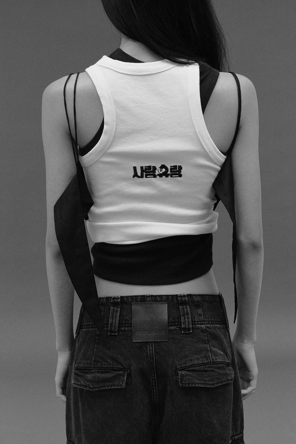 유틸리티 이지레그 팬츠 - BLACK은 사계절용 블랙 컬러의 남녀 공용 바지입니다. 데님 소재의 두꺼운 두께감과 부드러운 촉감, 레귤러핏과 이지핏의 편안한 착용감을 선사합니다. 밀리터리 스타일의 프랜치 아미팬츠 디테일과 프론트 지퍼, 높은 밀도감이 특징이며, 밴딩 처리로 활동성을 더했습니다. 출근룩과 비즈니스 캐주얼, 캐주얼, 클래식, 미니멀 스타일 연출에 적합합니다.
