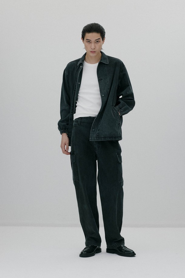 블랙 컬러의 남성용 코치 재킷입니다. 두꺼운 두께감의 나일론 소재로 제작되어 부드러운 촉감을 선사하며, 봄 시즌에 착용하기 좋습니다. 스포티한 무드의 무지 디자인에 오버핏으로 편안한 착용감을 제공합니다. 밑단 스트링 조절이 가능하여 다양한 스타일 연출이 가능하며, 스냅 버튼 여밈 방식과 긴 소매 기장으로 디자인되었습니다. 일상에서 캐주얼하고 미니멀한 스타일을 연출하기에 적합합니다.
