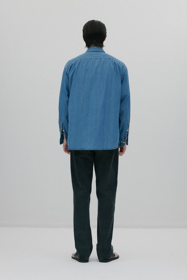 빅포켓 샴브레이 셔츠 - 블루는 클래식과 캐주얼 스타일을 모두 아우르는 남성 상의입니다. 데이트룩, 비즈니스 캐주얼에 적합하며, 미니멀한 스타일 연출에도 용이합니다. 봄, 여름 시즌에 어울리는 얇은 두께의 레귤러핏 긴소매 셔츠로, 부드러운 촉감의 데님 소재와 차이나칼라, 무지 패턴이 특징입니다. 빅포켓 디자인과 워싱 가공으로 포인트를 더했으며, 클래식한 와이셔츠 봉제 방식으로 제작되었습니다.
