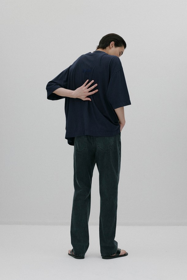 사랑유랑 오버사이즈 티셔츠 - NAVY는 베이직하면서도 캐주얼한 스타일의 공용 티셔츠입니다. 봄, 여름, 가을에 착용하기 좋으며, 일상생활에서 편안하게 활용할 수 있습니다. 얇은 두께감과 부드러운 촉감의 고밀도 코튼 소재로 제작되어 쾌적한 착용감을 선사합니다. 라운드넥과 반소매 기장, 오버핏 디자인으로 편안한 착용감을 제공하며, 뒷면에는 사랑유랑 브랜드 자수가 포인트로 더해졌습니다. 산책룩, 집콕룩 등 다양한 TPO에 맞춰 미니멀하고 클래식한 스타일을 연출해보세요.
