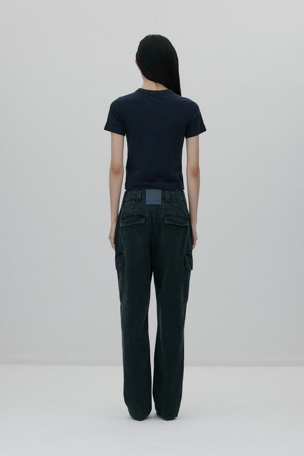 사랑유랑 핏티드 티셔츠 - 네이비는 베이직하고 미니멀한 스타일을 추구하는 남녀 모두에게 적합한 티셔츠입니다. 부드러운 촉감의 고밀도 면 소재로 제작되어 봄, 여름철 데이트룩과 카페룩에 편안하게 매치할 수 있습니다. 핏티드 디자인과 레귤러 기장으로 깔끔한 실루엣을 연출하며, 네크라인 바이어스 디테일과 뒷면 자수 로고가 은은한 포인트를 더합니다. 라운드넥과 반소매 디자인으로 어떤 스타일에도 자연스럽게 어울리는 데일리 아이템입니다.
