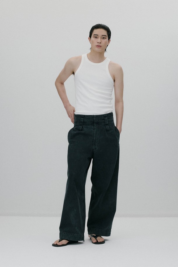 뉴 하이라이즈 와이드레그 팬츠 - BLACK는 모던하고 미니멀한 스타일을 추구하는 여성 고객을 위한 데님 와이드 팬츠입니다. 사계절 내내 착용 가능하며, 출근룩과 모임룩에 모두 잘 어울립니다. 부드러운 촉감의 두꺼운 데님 소재로 제작되었으며, 하이라이즈 디자인과 와이드핏으로 편안하면서도 시크한 실루엣을 연출합니다. 긴 벨트고리와 지퍼 여밈, 이중 걸고리 디테일이 특징이며, 블랙 컬러로 다양한 상의와 손쉽게 매치할 수 있습니다.
