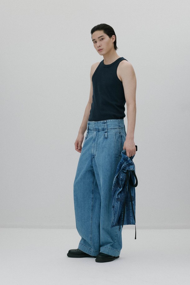 [뉴 하이라이즈 와이드레그 팬츠 - BLUE]는 데님 소재의 여성용 와이드 데님 팬츠입니다. 루즈핏으로 편안하게 착용 가능하며, 두꺼운 두께감과 부드러운 촉감이 특징입니다. 봄, 가을에 어울리는 베이직하고 캐주얼한 스타일로, 무지 디자인에 하이라이즈와 긴 벨트고리, 지퍼 여밈, 투버튼 디테일이 더해졌습니다. 미니멀, 클래식한 무드로 연출하기 좋으며, 일상복으로 활용하기 좋습니다. 긴 기장으로 다리가 길어 보이는 효과를 줍니다.
