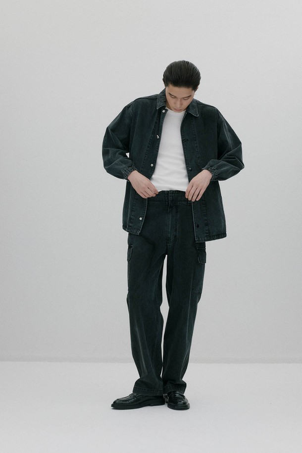 유틸리티 이지레그 팬츠 - BLACK은 사계절용 블랙 컬러의 남녀 공용 바지입니다. 데님 소재의 두꺼운 두께감과 부드러운 촉감, 레귤러핏과 이지핏의 편안한 착용감을 선사합니다. 밀리터리 스타일의 프랜치 아미팬츠 디테일과 프론트 지퍼, 높은 밀도감이 특징이며, 밴딩 처리로 활동성을 더했습니다. 출근룩과 비즈니스 캐주얼, 캐주얼, 클래식, 미니멀 스타일 연출에 적합합니다.
