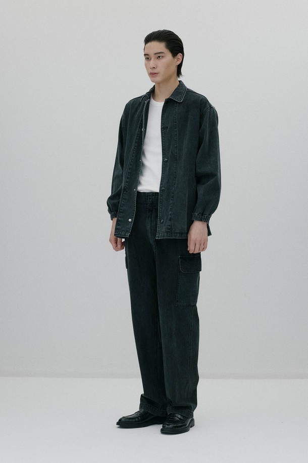 블랙 컬러의 남성용 코치 재킷입니다. 두꺼운 두께감의 나일론 소재로 제작되어 부드러운 촉감을 선사하며, 봄 시즌에 착용하기 좋습니다. 스포티한 무드의 무지 디자인에 오버핏으로 편안한 착용감을 제공합니다. 밑단 스트링 조절이 가능하여 다양한 스타일 연출이 가능하며, 스냅 버튼 여밈 방식과 긴 소매 기장으로 디자인되었습니다. 일상에서 캐주얼하고 미니멀한 스타일을 연출하기에 적합합니다.
