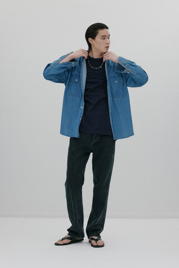 빅포켓 샴브레이 셔츠 - 블루는 클래식과 캐주얼 스타일을 모두 아우르는 남성 상의입니다. 데이트룩, 비즈니스 캐주얼에 적합하며, 미니멀한 스타일 연출에도 용이합니다. 봄, 여름 시즌에 어울리는 얇은 두께의 레귤러핏 긴소매 셔츠로, 부드러운 촉감의 데님 소재와 차이나칼라, 무지 패턴이 특징입니다. 빅포켓 디자인과 워싱 가공으로 포인트를 더했으며, 클래식한 와이셔츠 봉제 방식으로 제작되었습니다.
